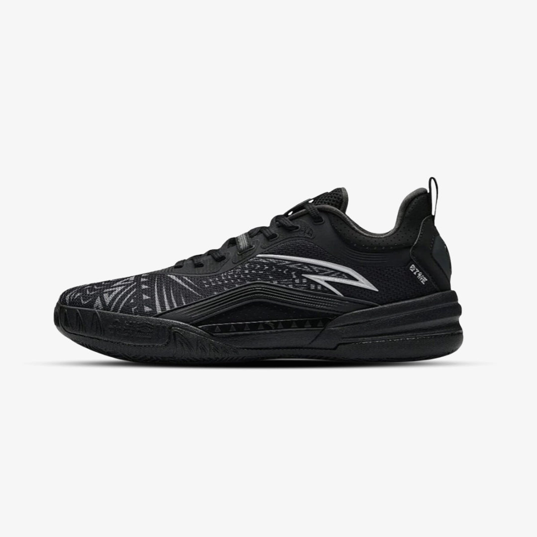 Chaussure de basketball Anta noire avec motifs tribaux et détails blancs, offrant un style unique et une performance optimale sur le terrain.