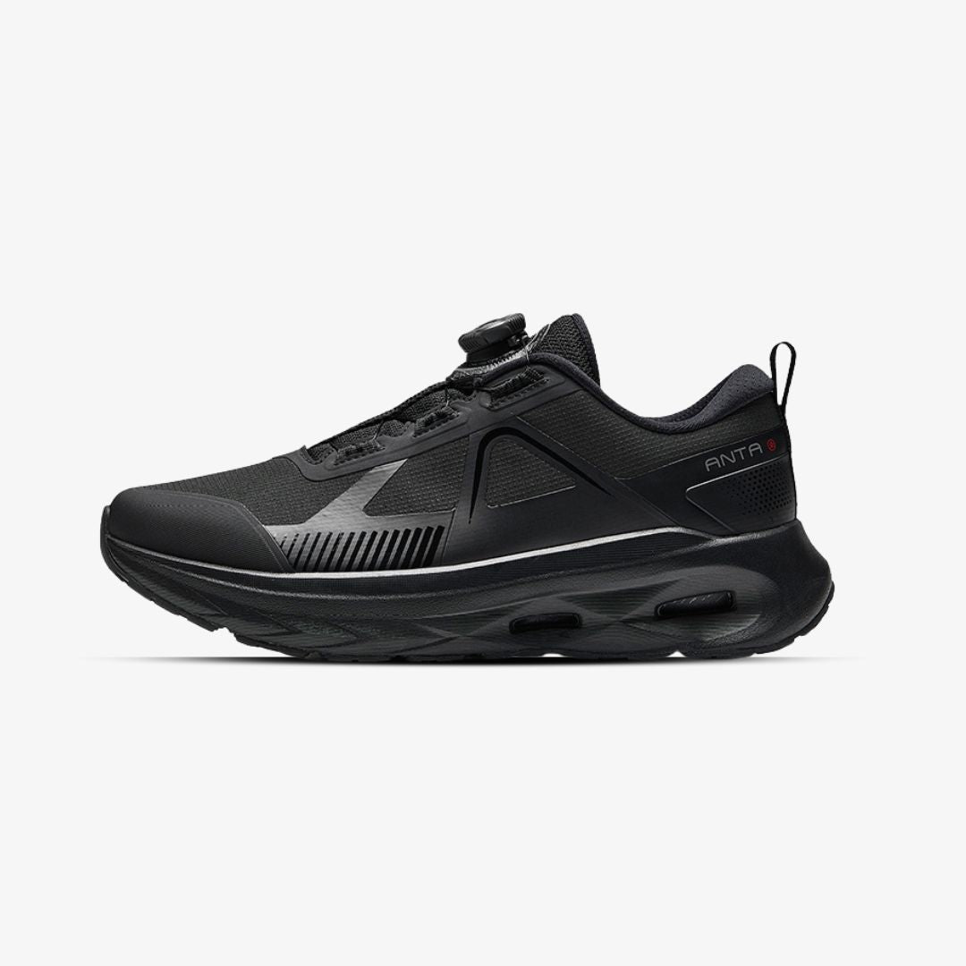 Chaussure de running ANTA full black avec système d’amorti Air visible, design technique et sportif pour une performance maximale et un style moderne.

