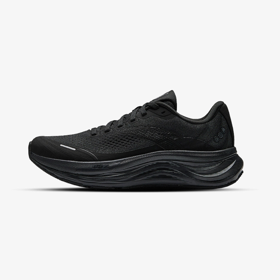 Chaussure de running Anta noire pour homme avec semelle profilée, design léger et respirant pour la course à pied.