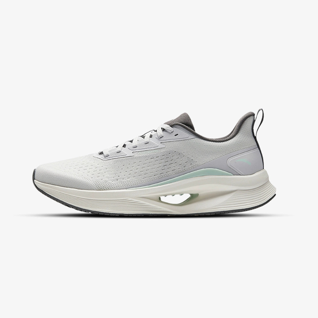 Chaussures de running Anta grises et blanches pour homme, avec semelle épaisse de performance et design respirant.
