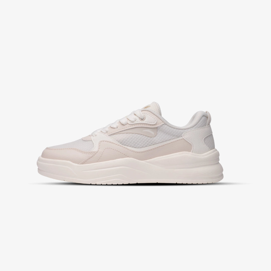 Baskets Anta Gravity Retro beige sable et blanc cassé, au design épuré pour femme, dotées d’une semelle épaisse confortable et d’une tige respirante.