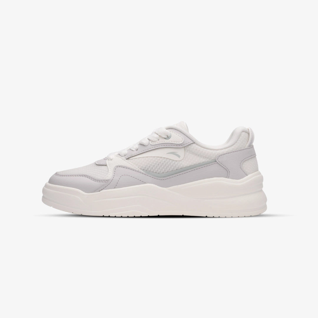 Baskets Anta Gravity Retro blanches et grises pour homme, silhouette minimaliste avec semelle épaisse confortable et tige respirante
