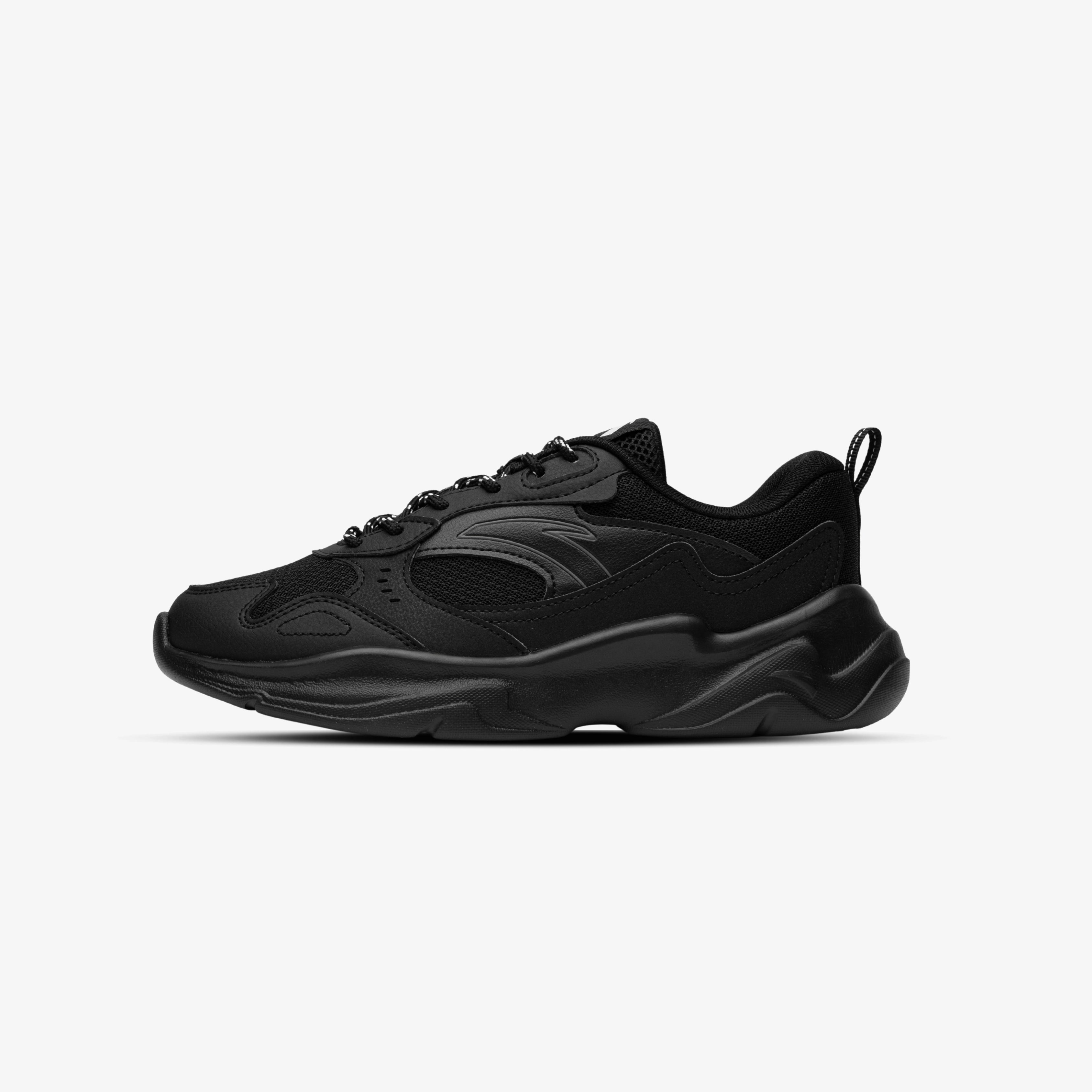 Baskets Anta Gravity Retro entièrement noires pour homme, design robuste avec semelle A-SHOCK offrant confort et amorti optimal au quotidien.