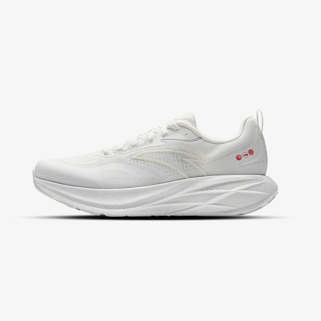 Chaussure de running Anta pour homme, blanche avec semelle épaisse à amorti léger et détails rouges, idéale pour la course et le confort quotidien.