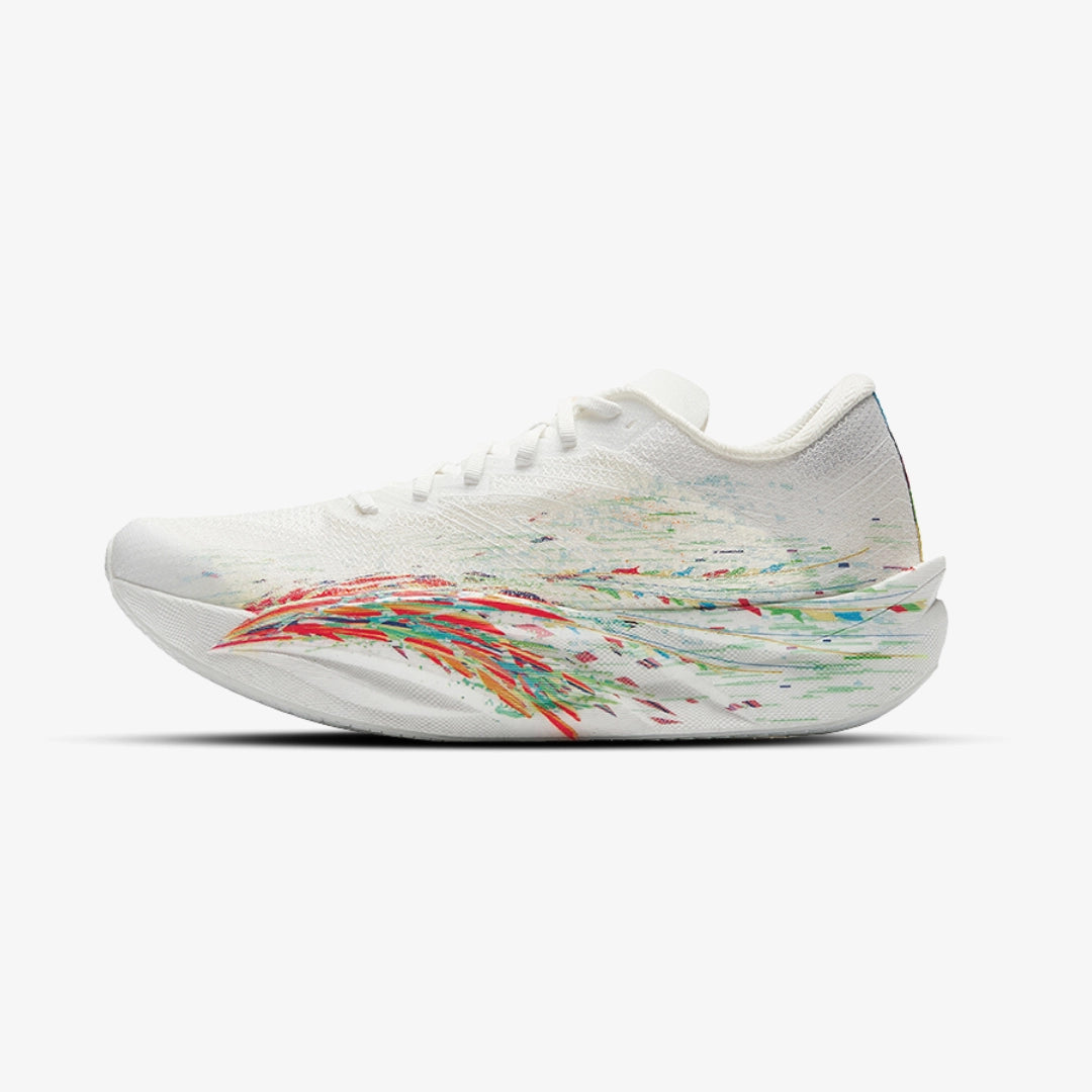 Chaussures de running Anta blanches avec motifs multicolores pour homme, design dynamique axé vitesse et performance, semelle légère et réactive.