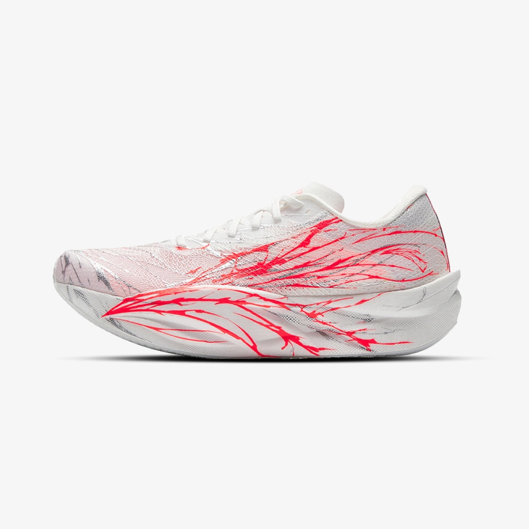 Chaussures de running Anta blanches avec motifs rouges pour homme, design aérodynamique axé performance et vitesse, semelle légère et réactive