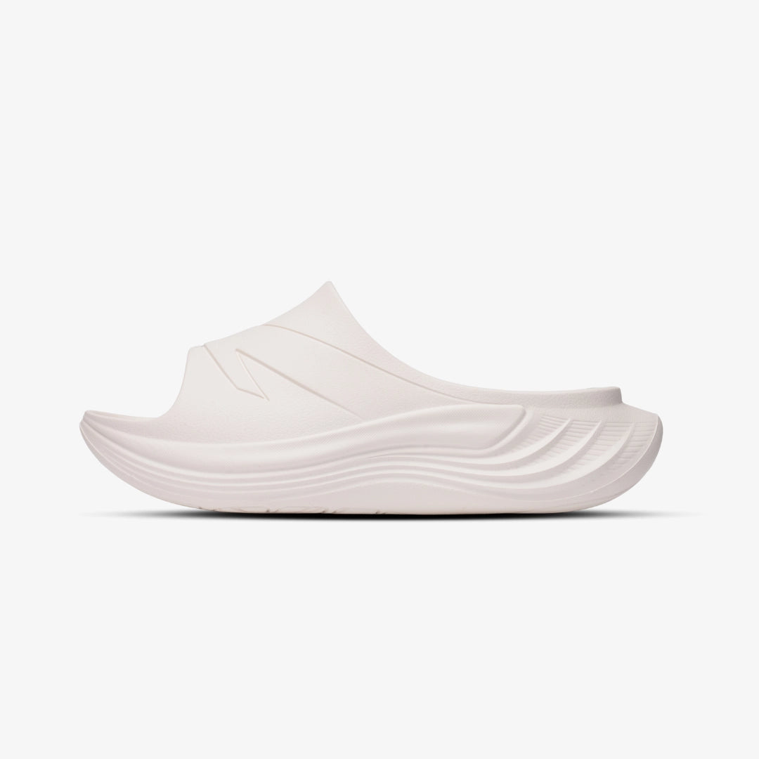 Claquettes Anta beiges unisex avec design moderne et semelle épaisse, offrant un confort optimal pour un usage quotidien ou après sport.