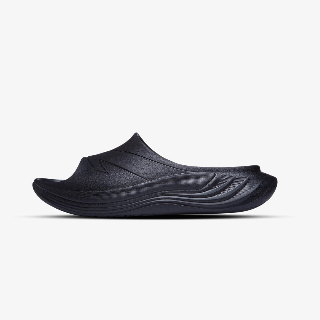 Claquettes Anta noires unisex avec design futuriste et semelle épaisse, offrant un confort supérieur pour la détente et la récupération après sport.