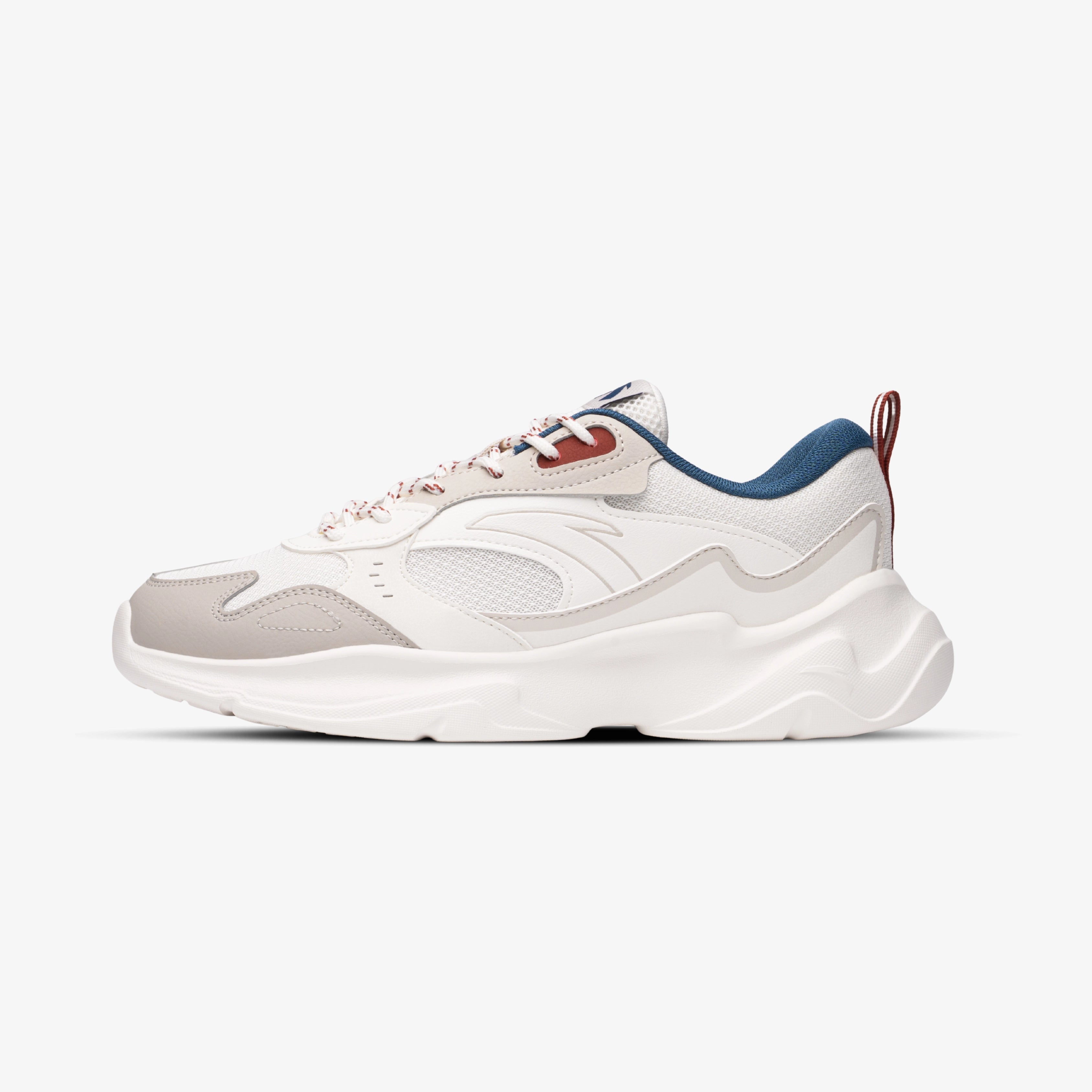 Sneakers Anta blanches avec empiècements beige, col bleu et détails rouges, pour homme, design lifestyle moderne avec semelle épaisse confortable.