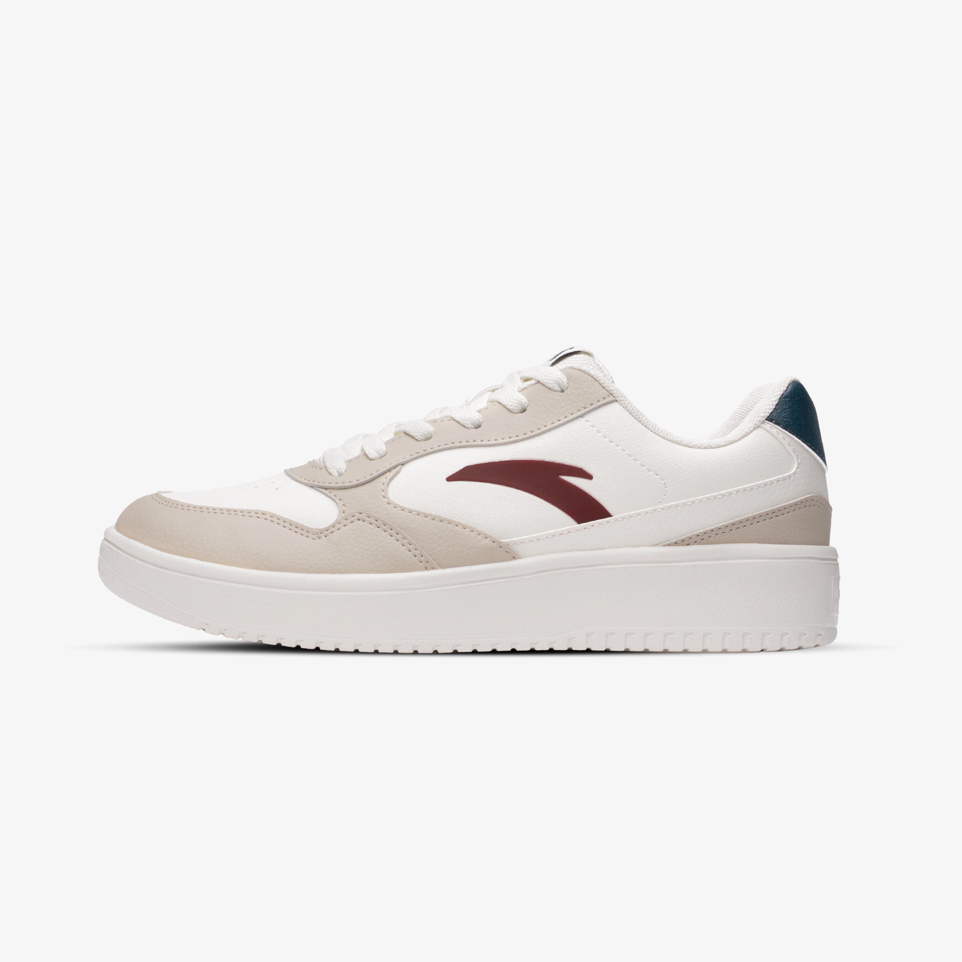Sneakers Anta blanches avec empiècements beige, logo bordeaux et talon bleu foncé, pour homme, design lifestyle moderne avec semelle plate confortable.
