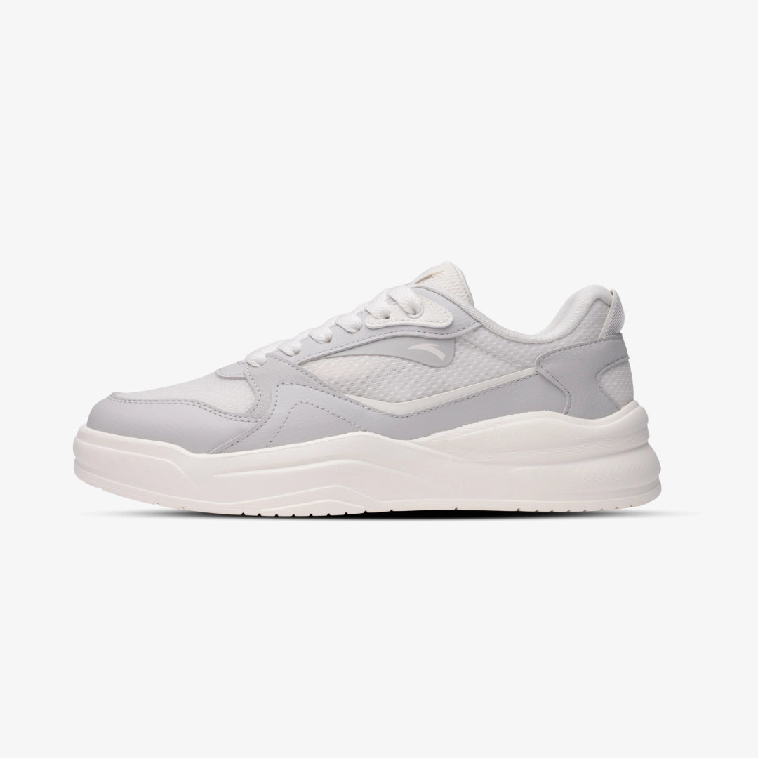 Sneakers Anta blanches avec empiècements gris clair pour homme, design minimaliste avec semelle épaisse confortable et tige respirante.