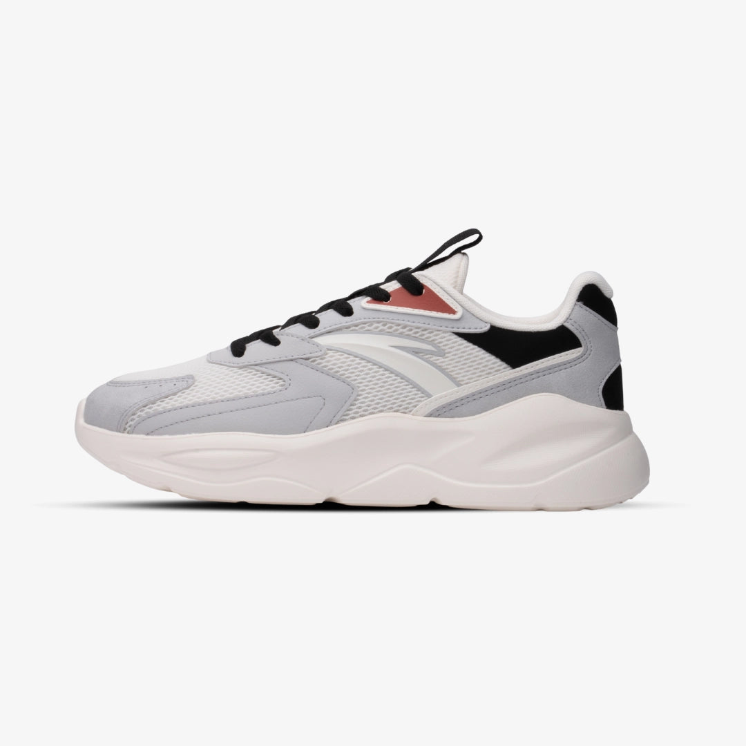 Baskets Anta blanches, grises et noires avec détails rouges, pour homme, au design sportif moderne et semelle épaisse confortable.