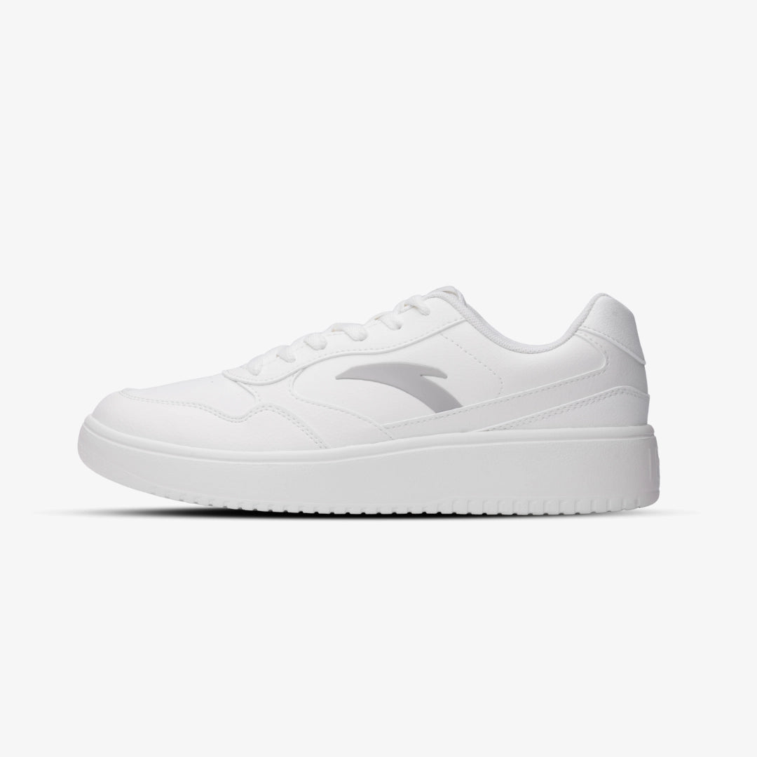 Sneakers Anta entièrement blanches avec logo gris pour homme, design minimaliste avec semelle plate souple et silhouette sport chic.