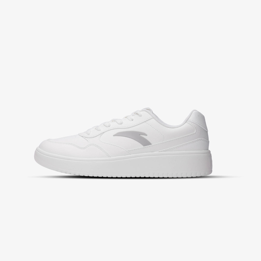 Baskets Anta entièrement blanches pour homme, silhouette classique avec semelle plate souple et tige en simili cuir.