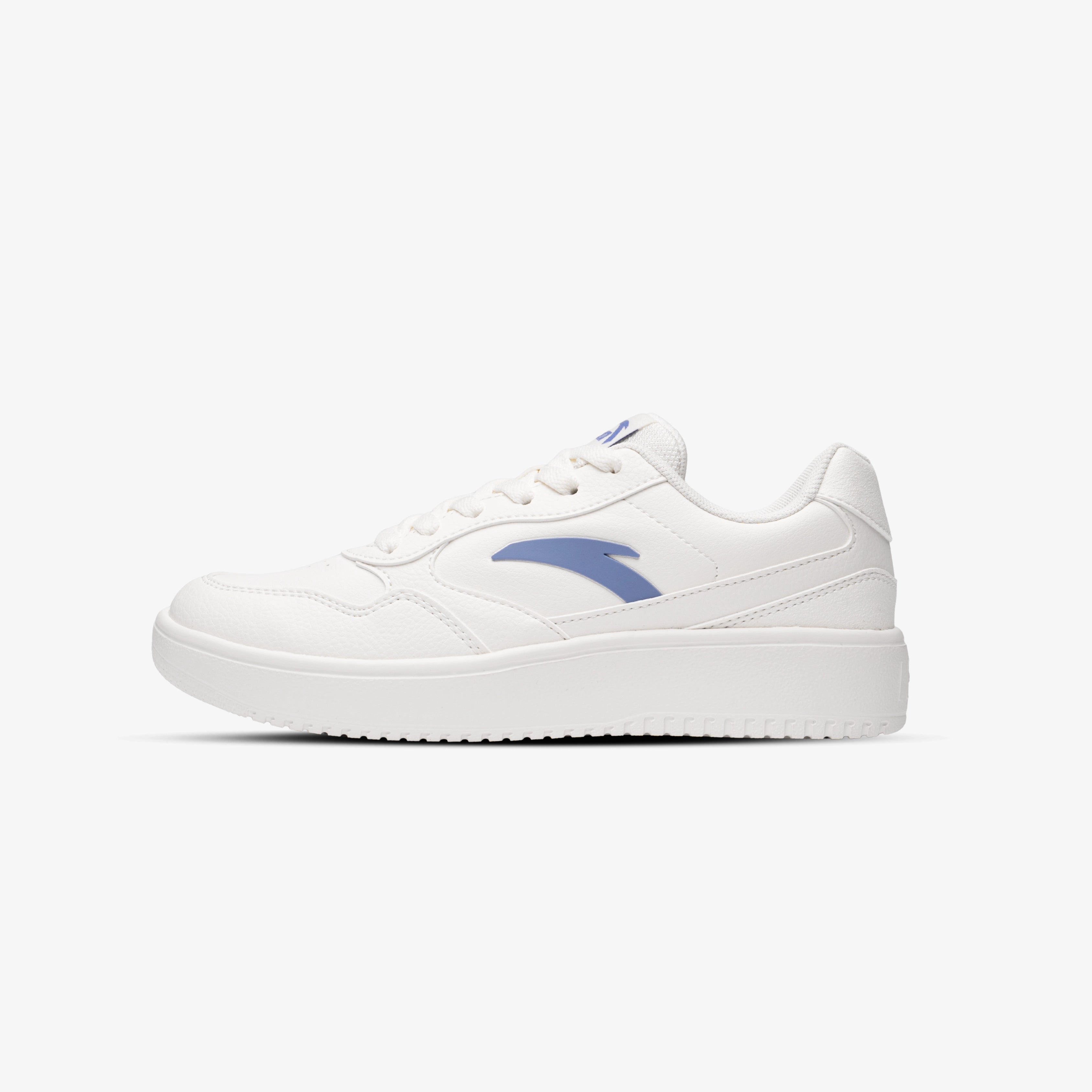 Sneakers Anta blanches pour homme avec logo bleu, design classique et semelle plate souple pour un usage quotidien confortable.