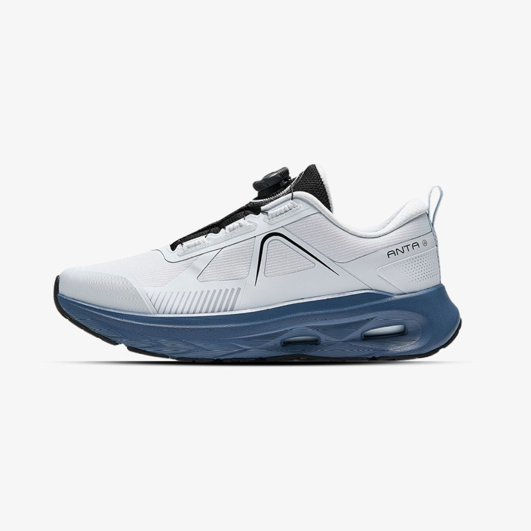 Chaussure de running ANTA blanche avec semelle bleue, système Air visible et design moderne, idéale pour le sport et le confort urbain