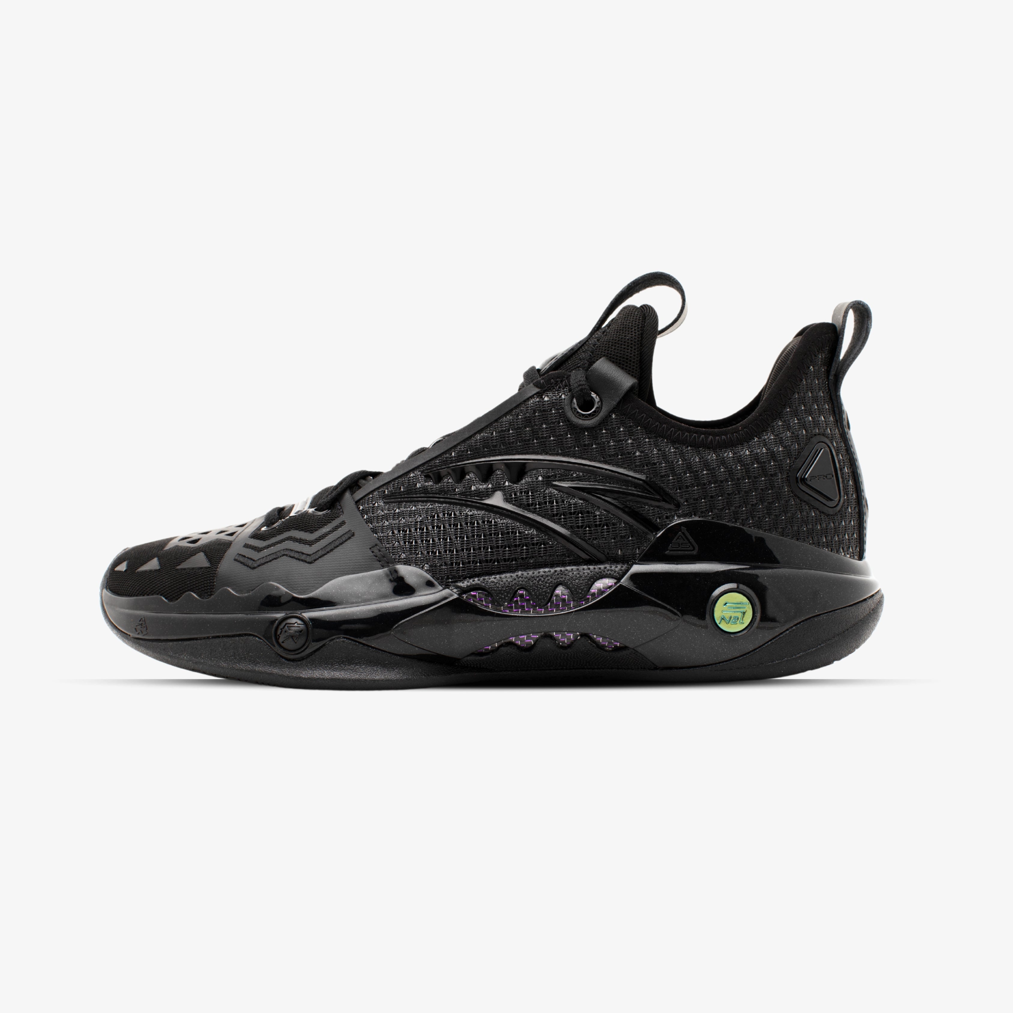 Chaussure de basketball Anta noire pour homme, design haute performance avec amorti et maintien – Anta black men’s basketball shoe, high-performance design with cushioning and support.

