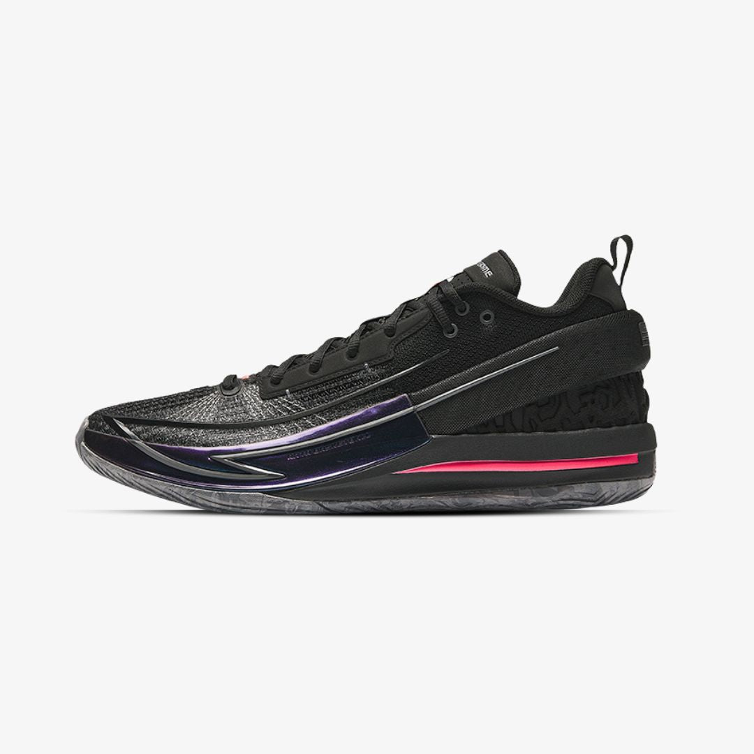 Chaussure de basketball noire avec détails violet métallique et rouge, design moderne et performant – Black basketball shoes with purple metallic and red accents, high-performance style


