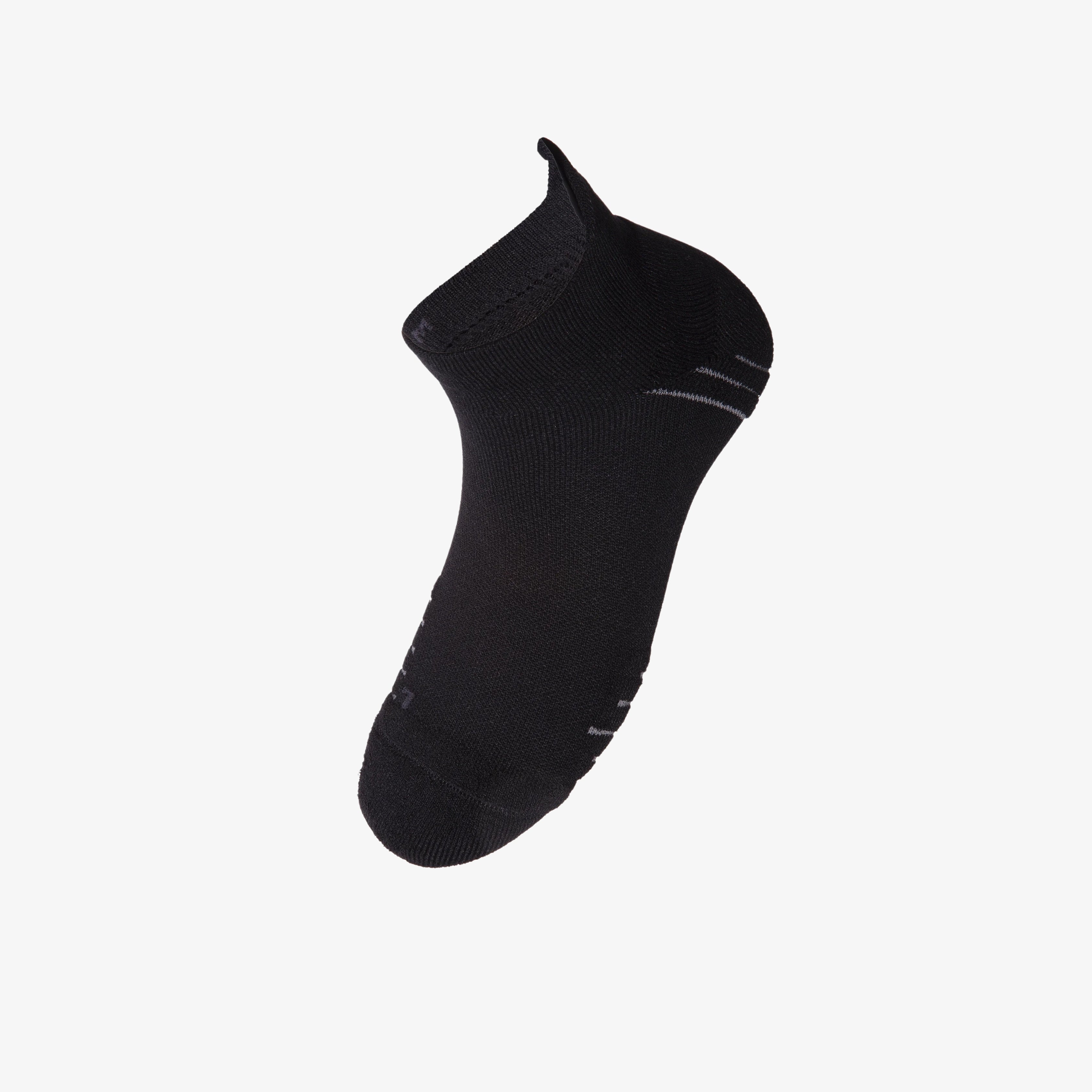 Chaussette Anta noire, design sport confortable et respirant – Anta black sock, breathable and comfortable sports design.

