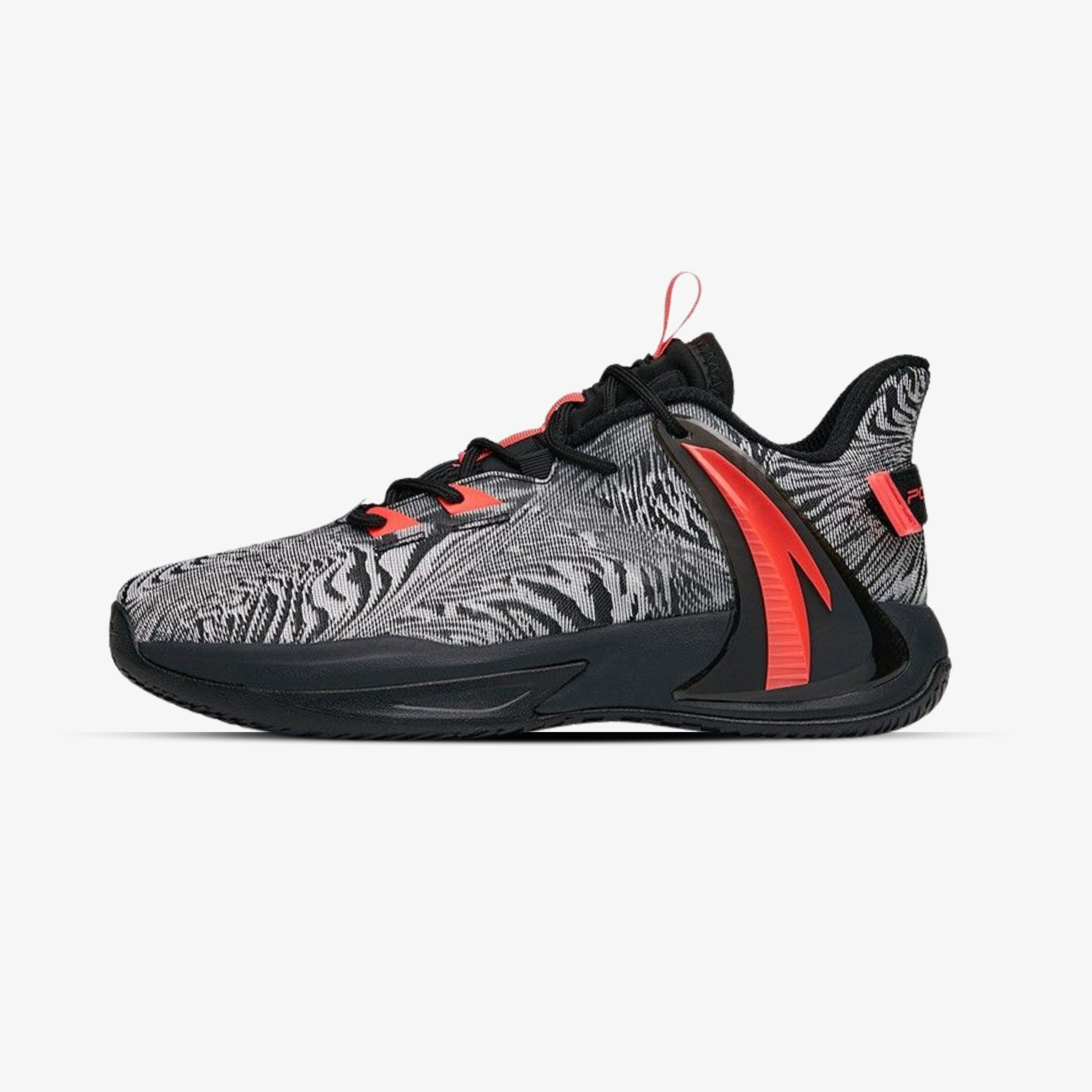 Chaussure de basketball noire avec motifs zébrés et détails rouges, lightweight design for agility and grip

