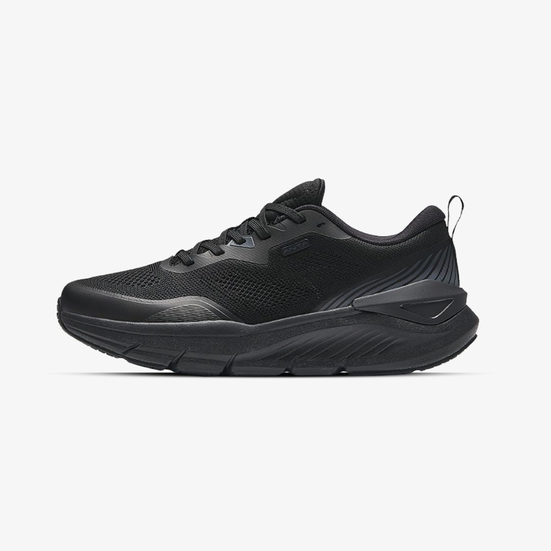 Chaussure de running Anta pour homme en noir intégral, design léger et respirant avec semelle amortissante – Anta men’s black running shoes with breathable mesh and cushioned sole.

