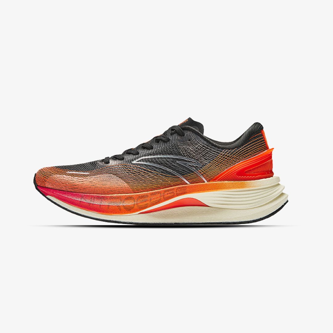 Chaussure de running homme dégradé noir et orange avec semelle épaisse blanche, style performance et confort – Men's running shoes black and orange gradient with thick white sole, performance athletic design

