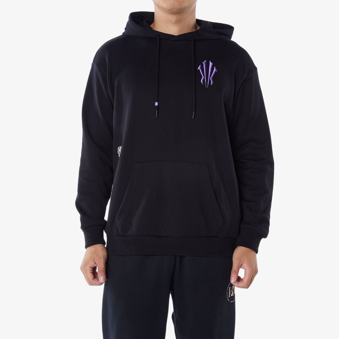 Hoodie noir avec logo violet sur la poitrine, style casual et sportif, black hoodie with purple chest logo, streetwear athletic style

