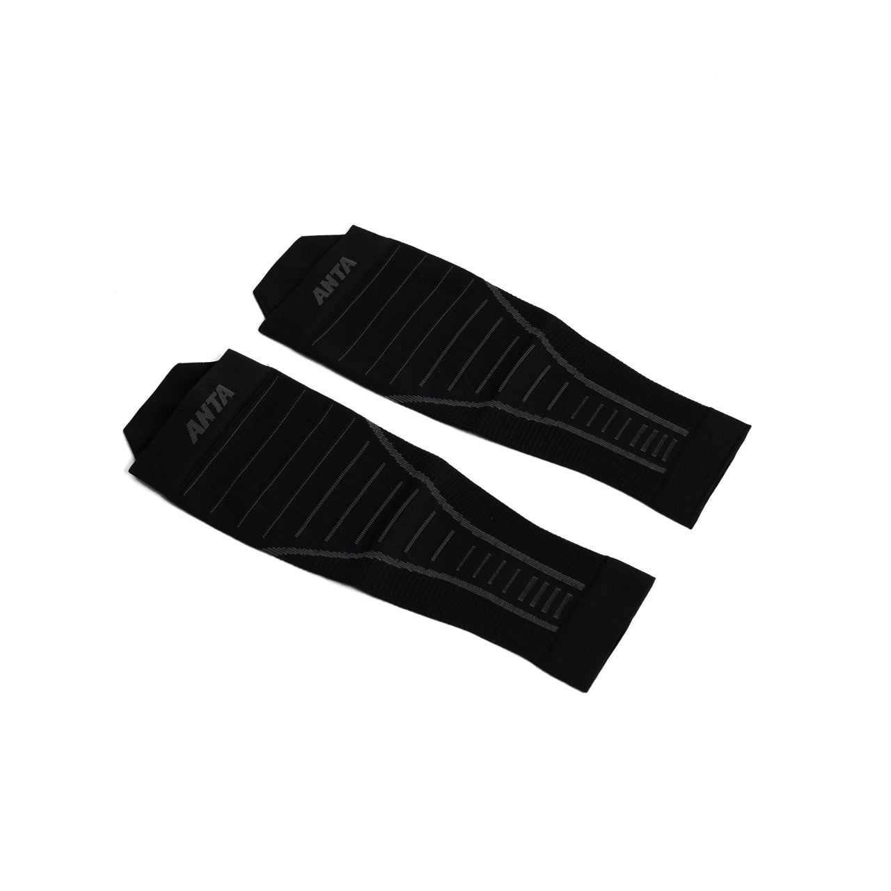 Manchons de compression Anta noirs pour mollets, conçus pour le sport et la récupération – Anta black compression sleeves for calves, ideal for running and performance.

