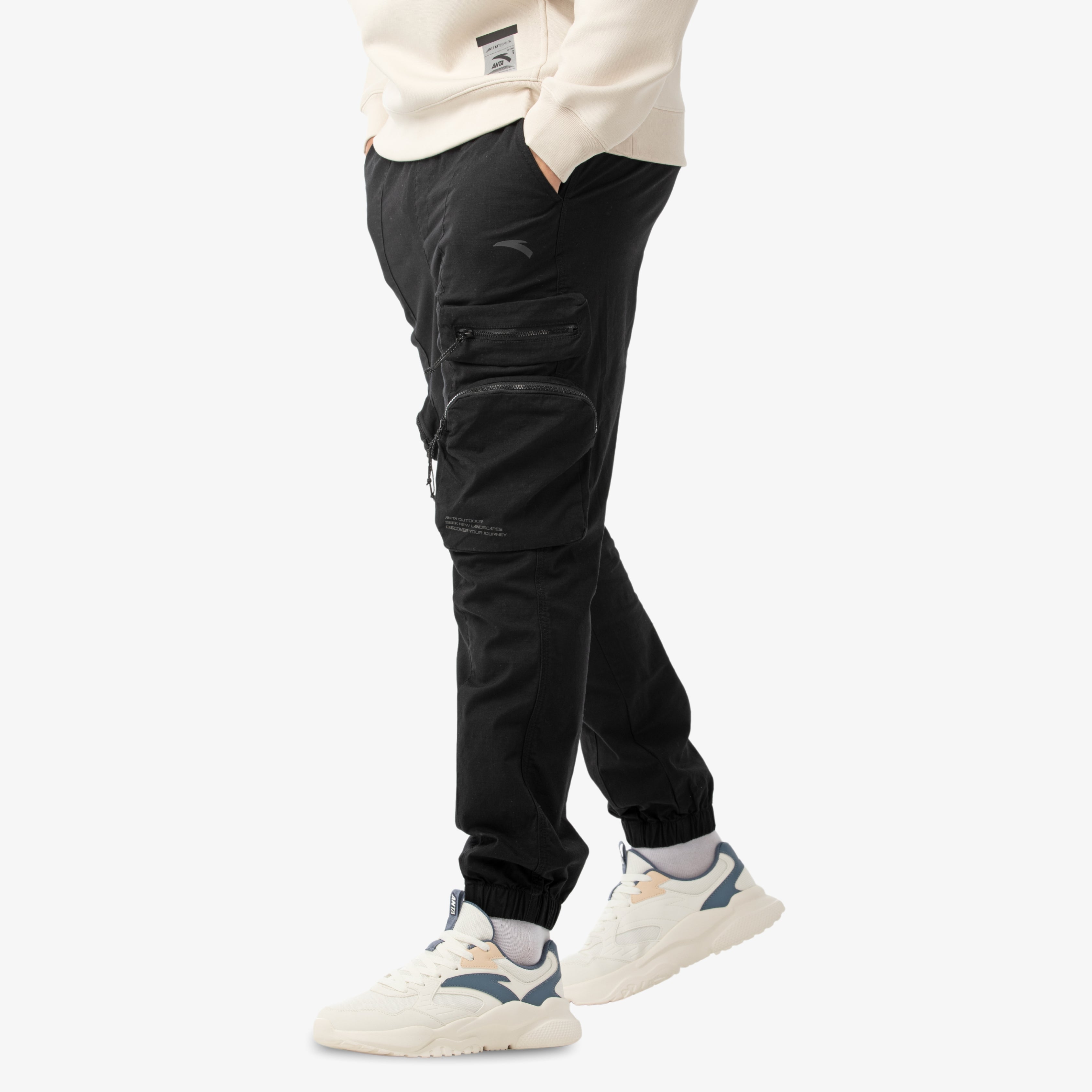 Pantalon cargo noir homme Anta avec poches multiples et coupe ajustée – Black men's cargo pants with multiple pockets by Anta

