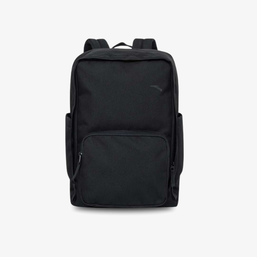 Sac à dos Anta noir basique, design minimaliste avec grande poche frontale zippée, bretelles réglables et rangements latéraux.

