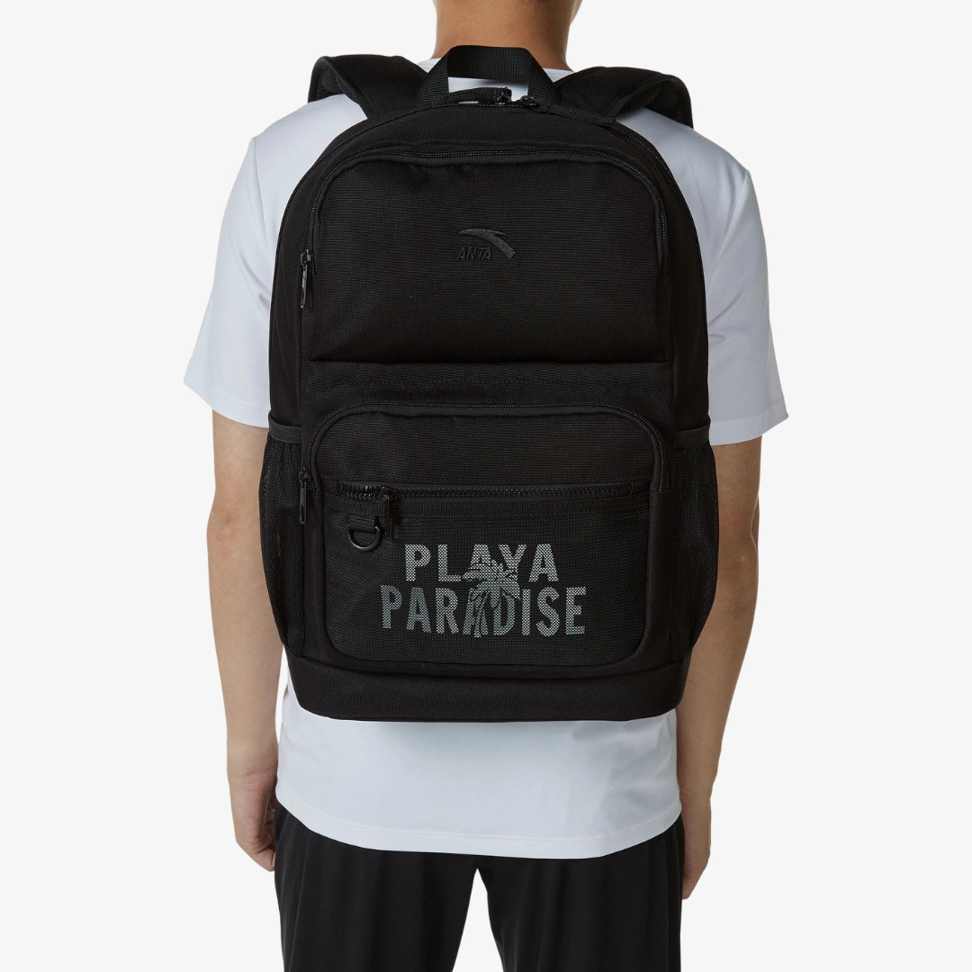 Sac à dos noir Anta Playa Paradise porté par une personne, avec plusieurs compartiments zippés et logo imprimé.