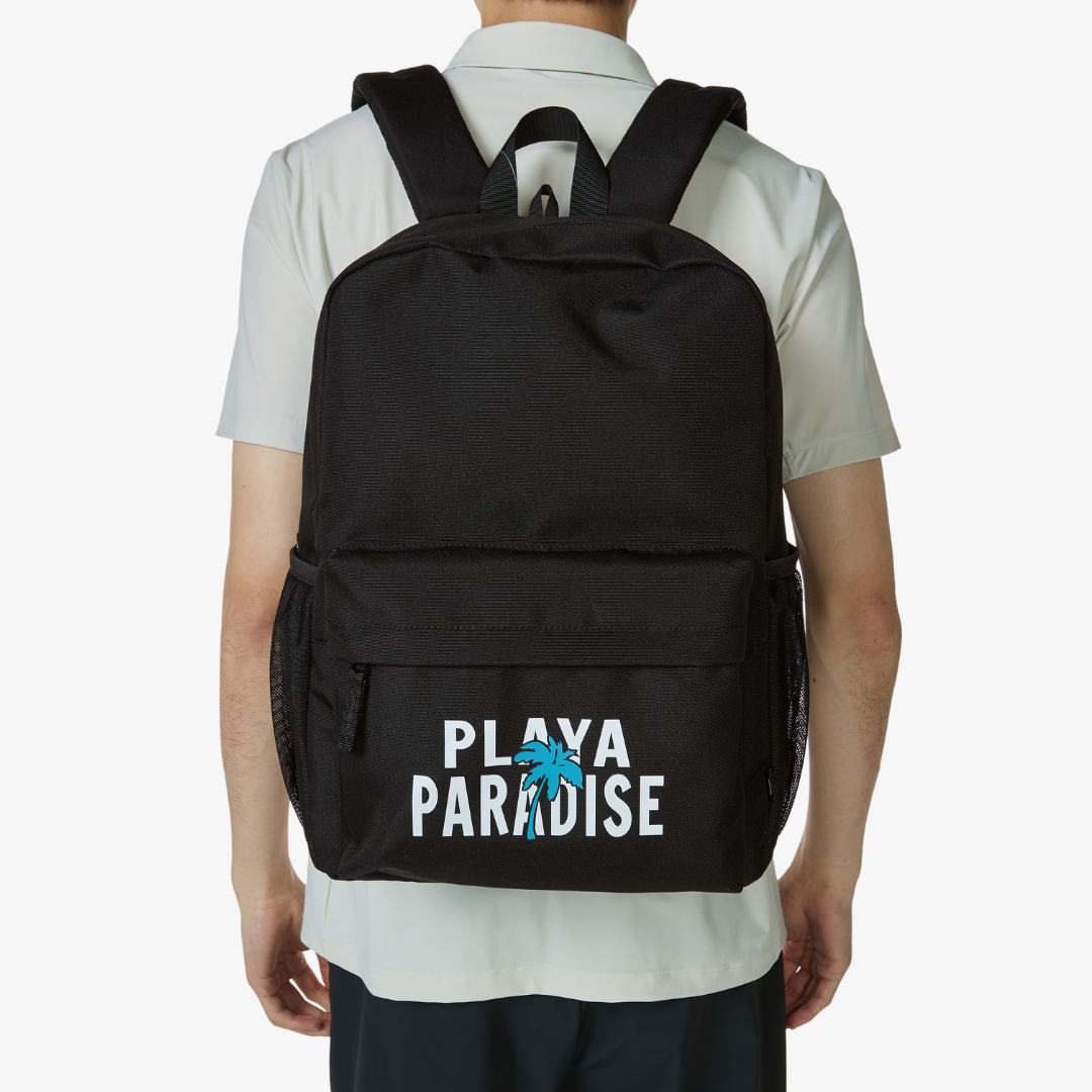 Sac à dos noir Playa Paradise porté par une personne, avec logo imprimé et grandes poches frontales.