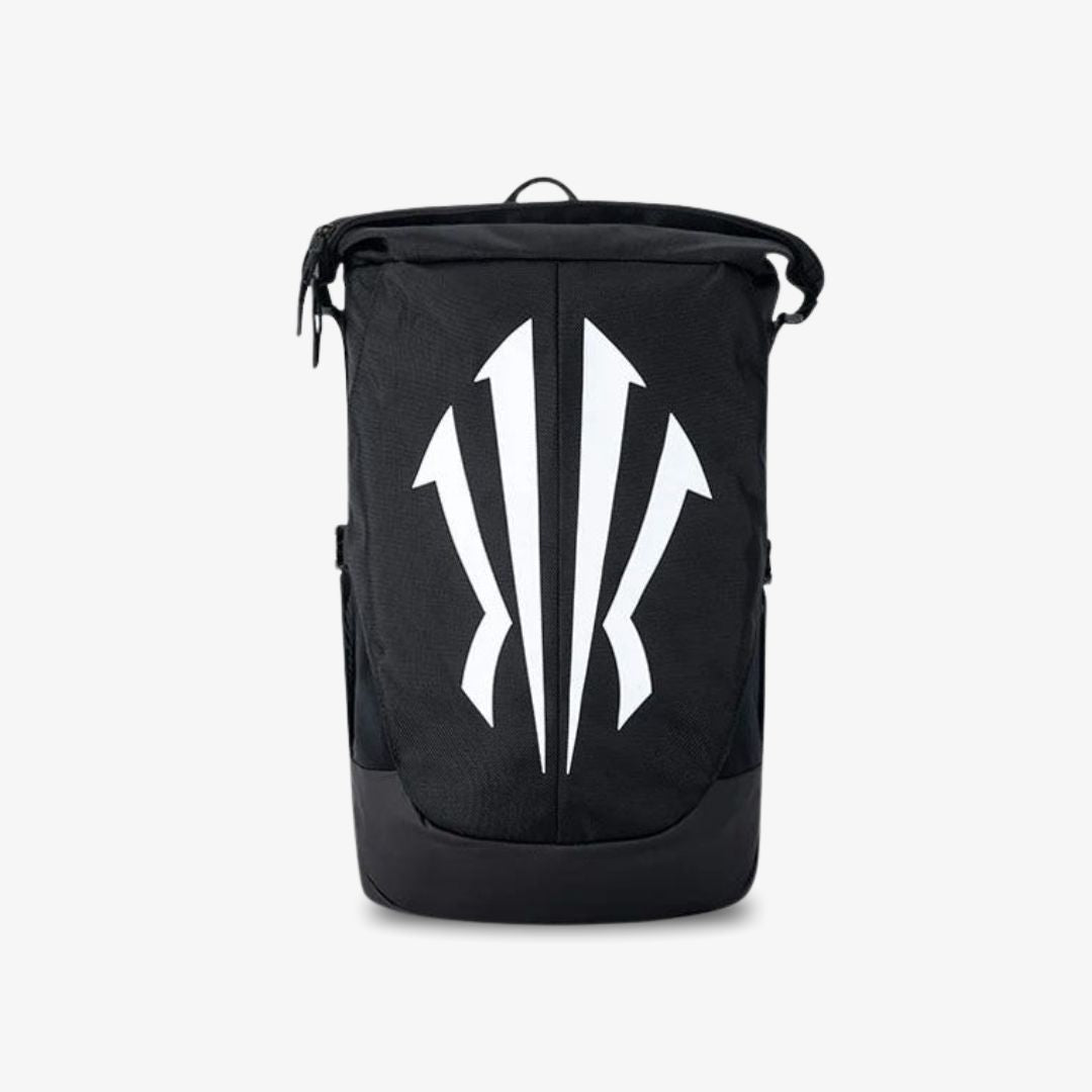 Sac à dos de sport noir Anta Kyrie avec logo blanc, spacieux et résistant pour basketball et usage quotidien – Anta Kyrie black sports backpack with white logo, spacious and durable for basketball and everyday use.

