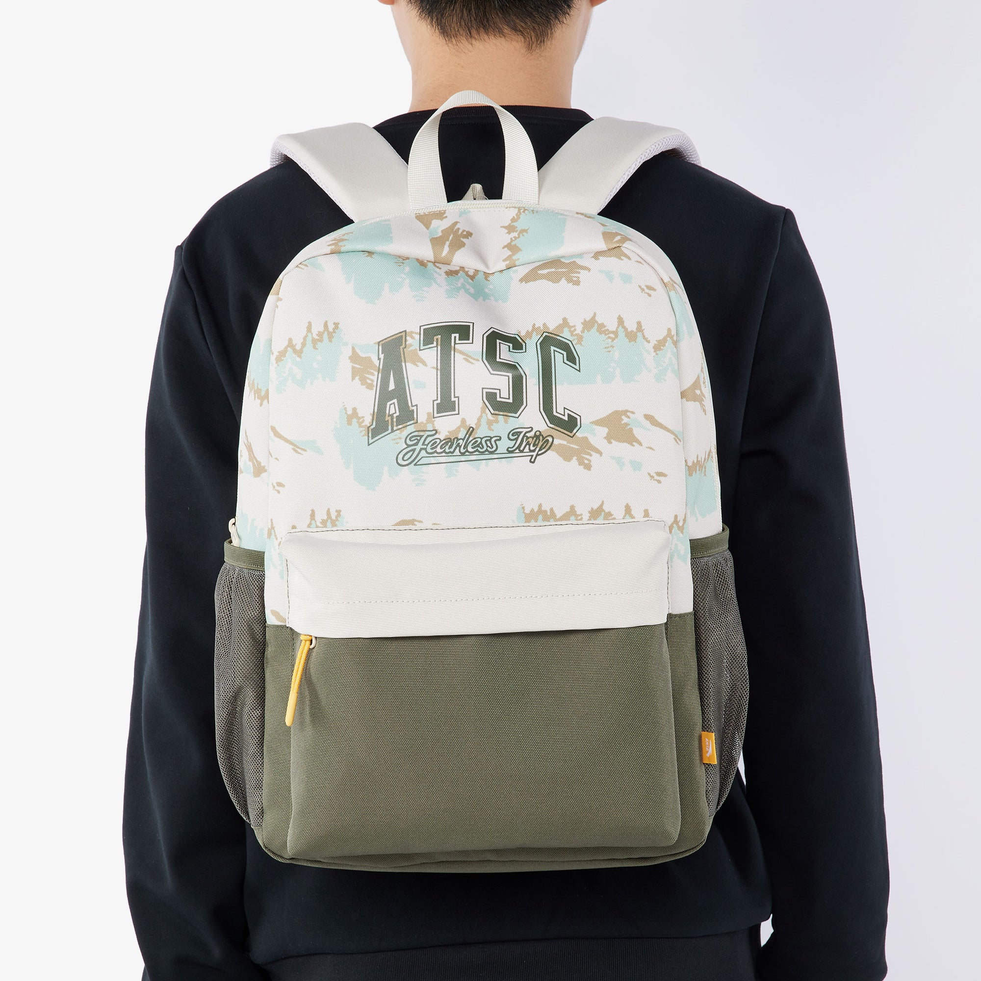 Sac à dos vert kaki et blanc avec inscription ATSC, poches latérales et grande poche frontale, urban casual backpack with green and white design, ATSC print

