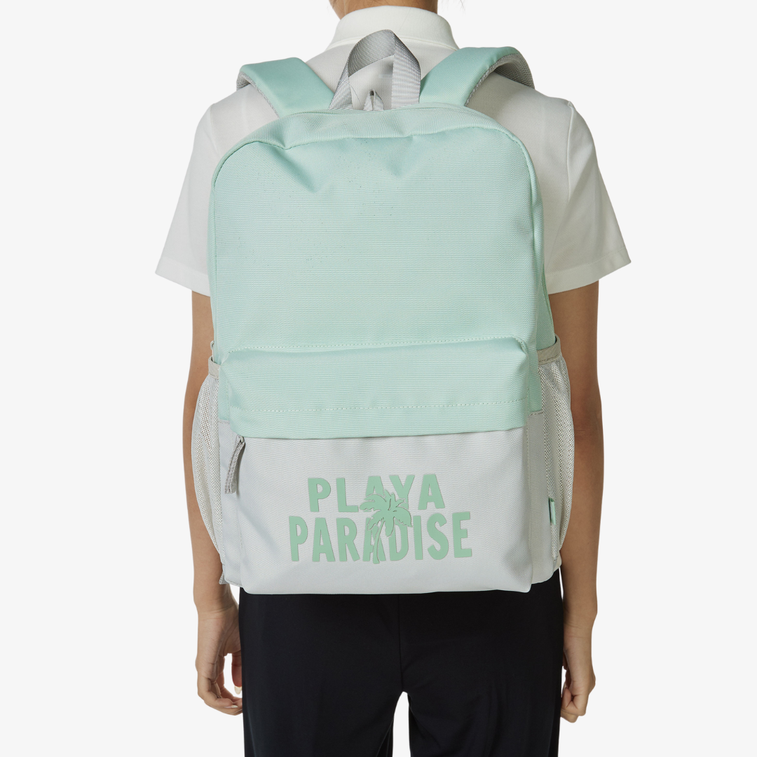 Sac à dos vert menthe Playa Paradise porté par une personne, avec grand compartiment et poche avant imprimée.
