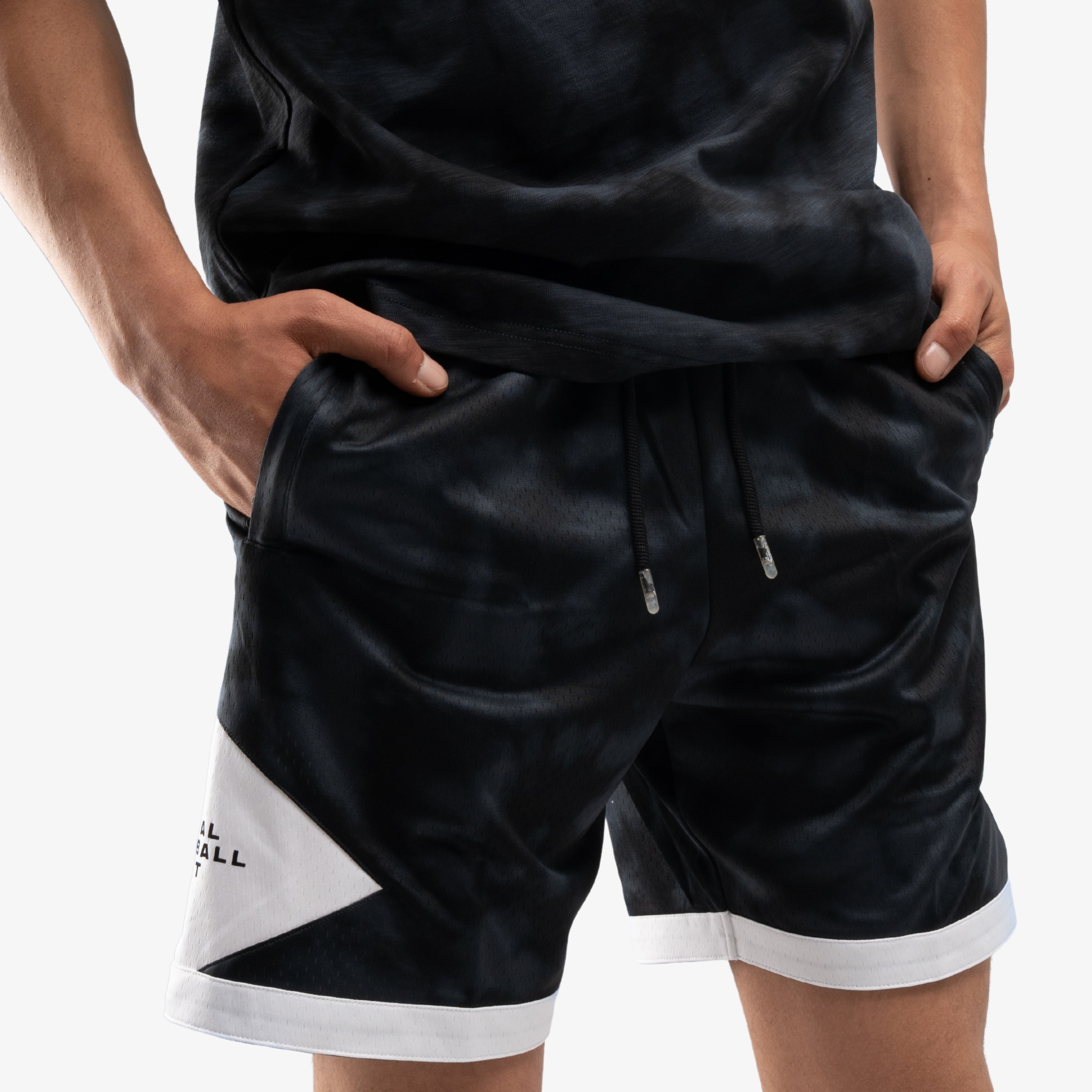 Short sport pour homme en noir et blanc avec cordon ajustable, style basketball et confort casual – men's black and white sports shorts with adjustable drawstring, basketball and casual style

