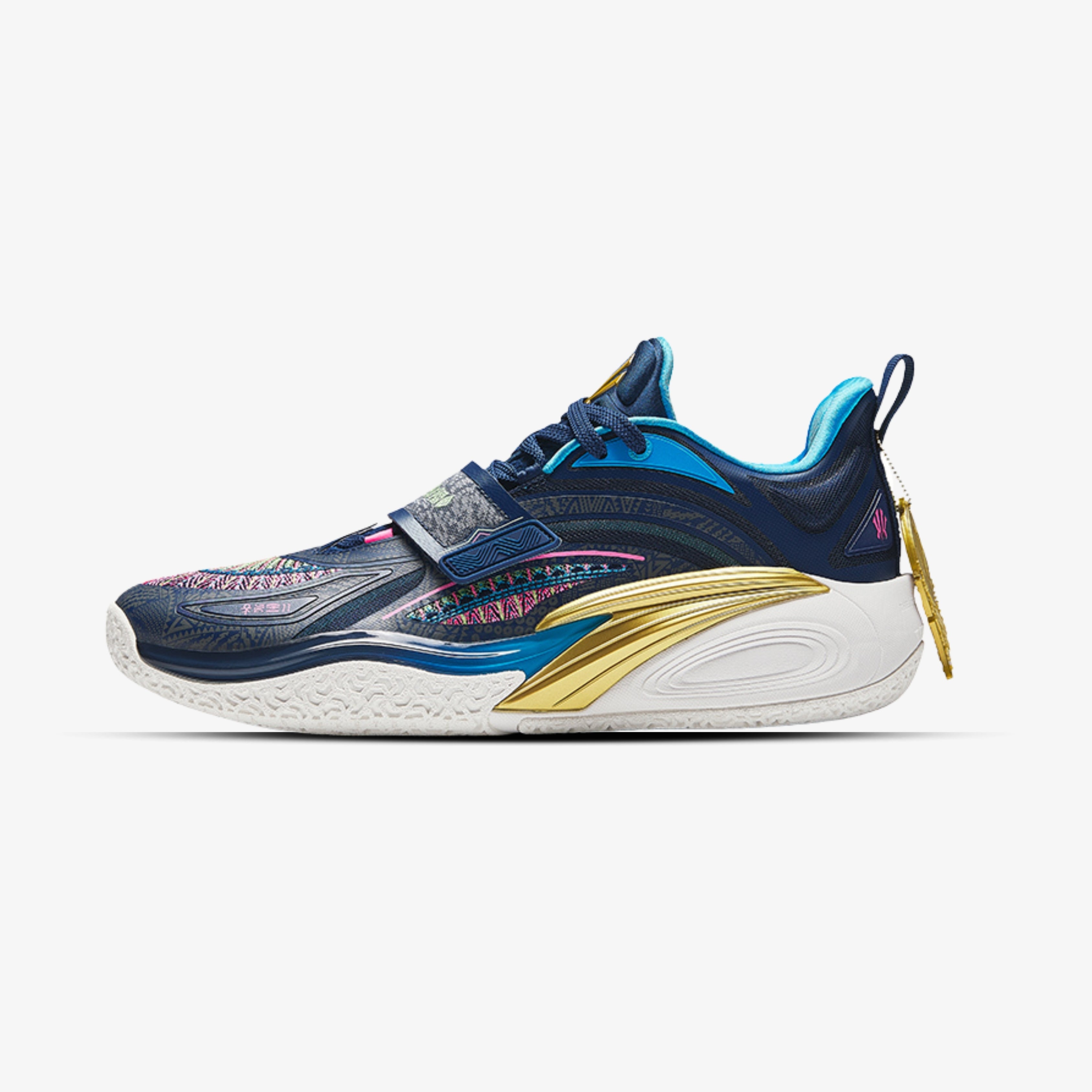 Basket ANTA homme en bleu marine avec détails dorés et design technique, idéale pour la performance sportive ou un look street stylé.

