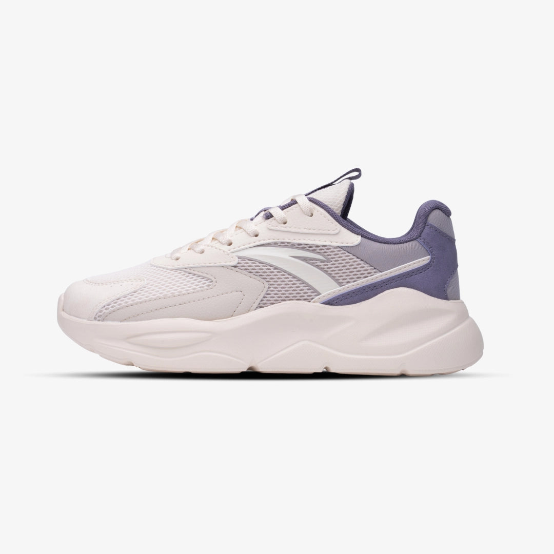 Sneaker Anta lifestyle beige avec empiècements violets et semelle épaisse.