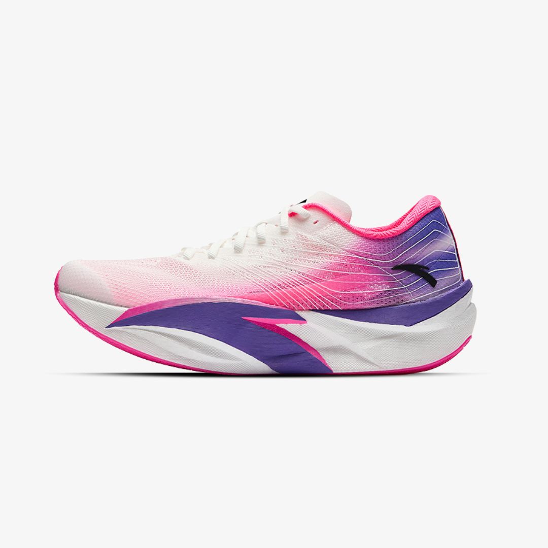 Sneaker ANTA de running femme avec dégradé rose-violet, ultra légère, design dynamique, conçue pour la performance.