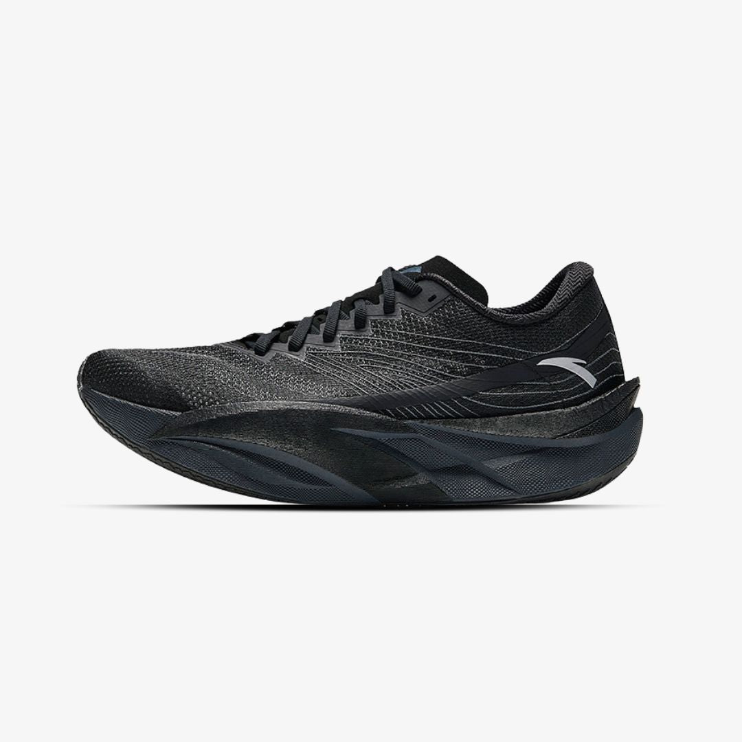 Sneaker de running ANTA pour homme, coloris noir intégral, légère et technique, conçue pour la vitesse et le confort.

