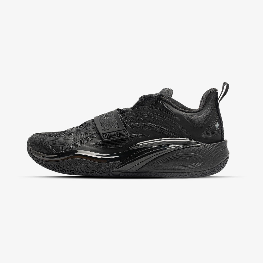 Baskets ANTA all black pour homme – performance basketball sneakers avec scratch, design noir intégral et semelle technique