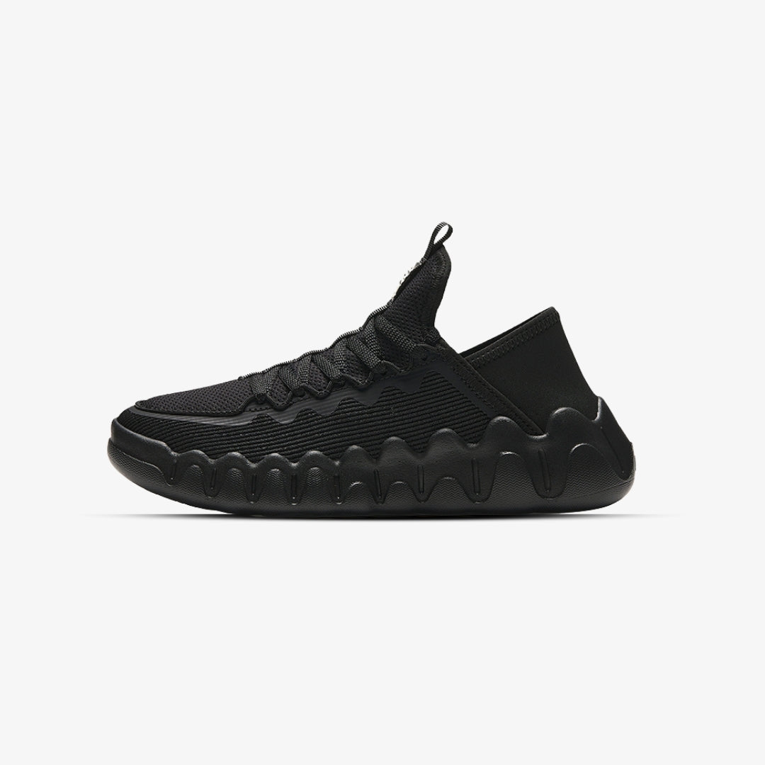 Sneakers Anta noires au design moderne, légères et confortables – Black Anta sneakers with modern design, lightweight and comfortable.

