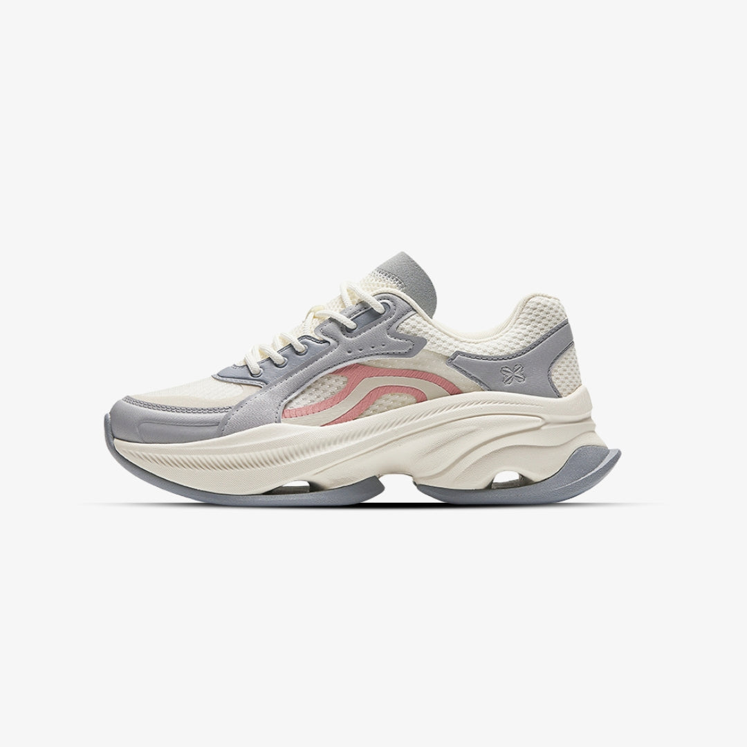 Sneakers grises et blanches avec détails beige et rose, semelle épaisse style sport mode, grey and white chunky sole sneakers with beige and pink accents, trendy athletic design

