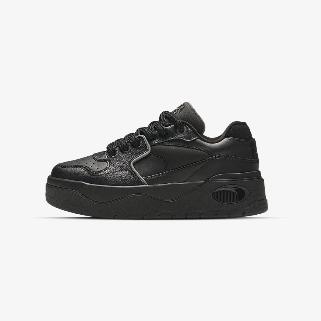 Sneakers noires Anta avec semelle épaisse, design minimaliste pour style urbain – Anta black platform sneakers for streetwear and casual fashion

