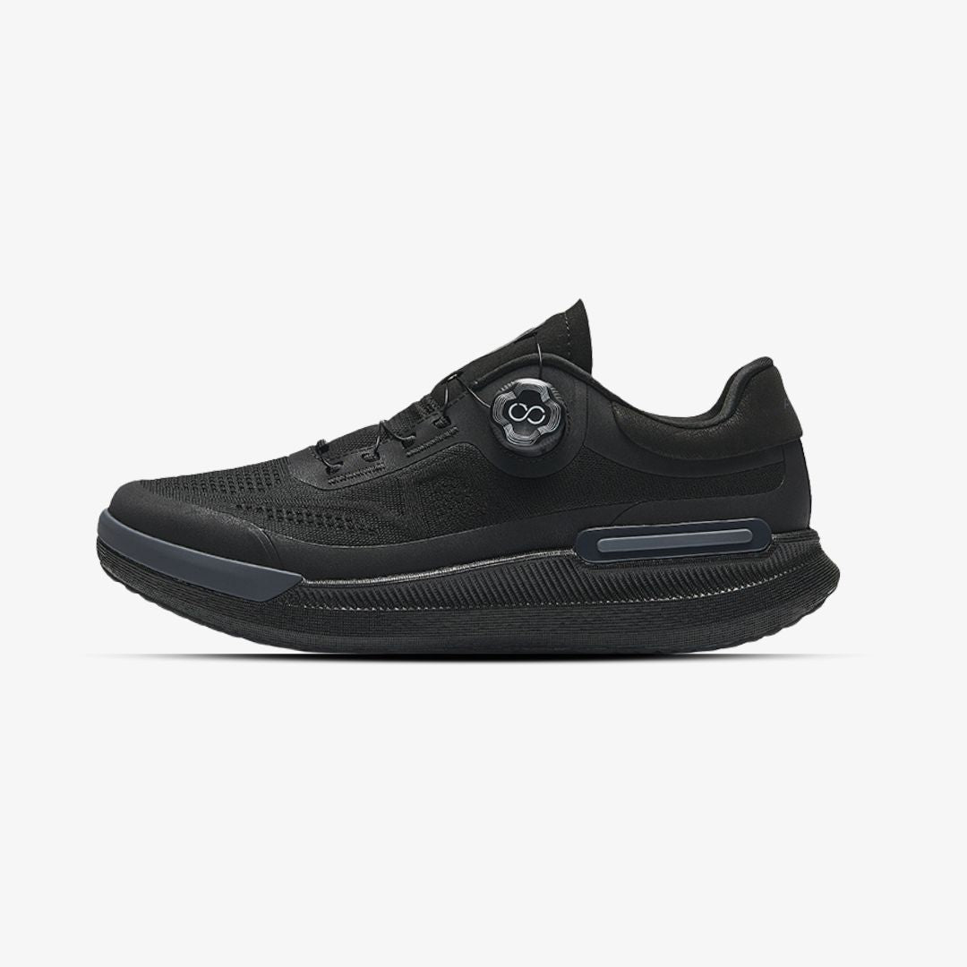 Sneakers noires pour basketball avec design futuriste et système de serrage innovant, black basketball sneakers with futuristic design and advanced lacing system