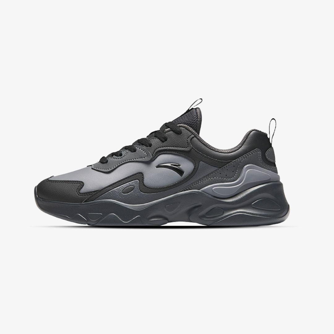 Sneakers noires et grises, design moderne avec semelle épaisse, parfaites pour le running et le streetwear – black and grey sneakers with chunky sole, urban sporty style

