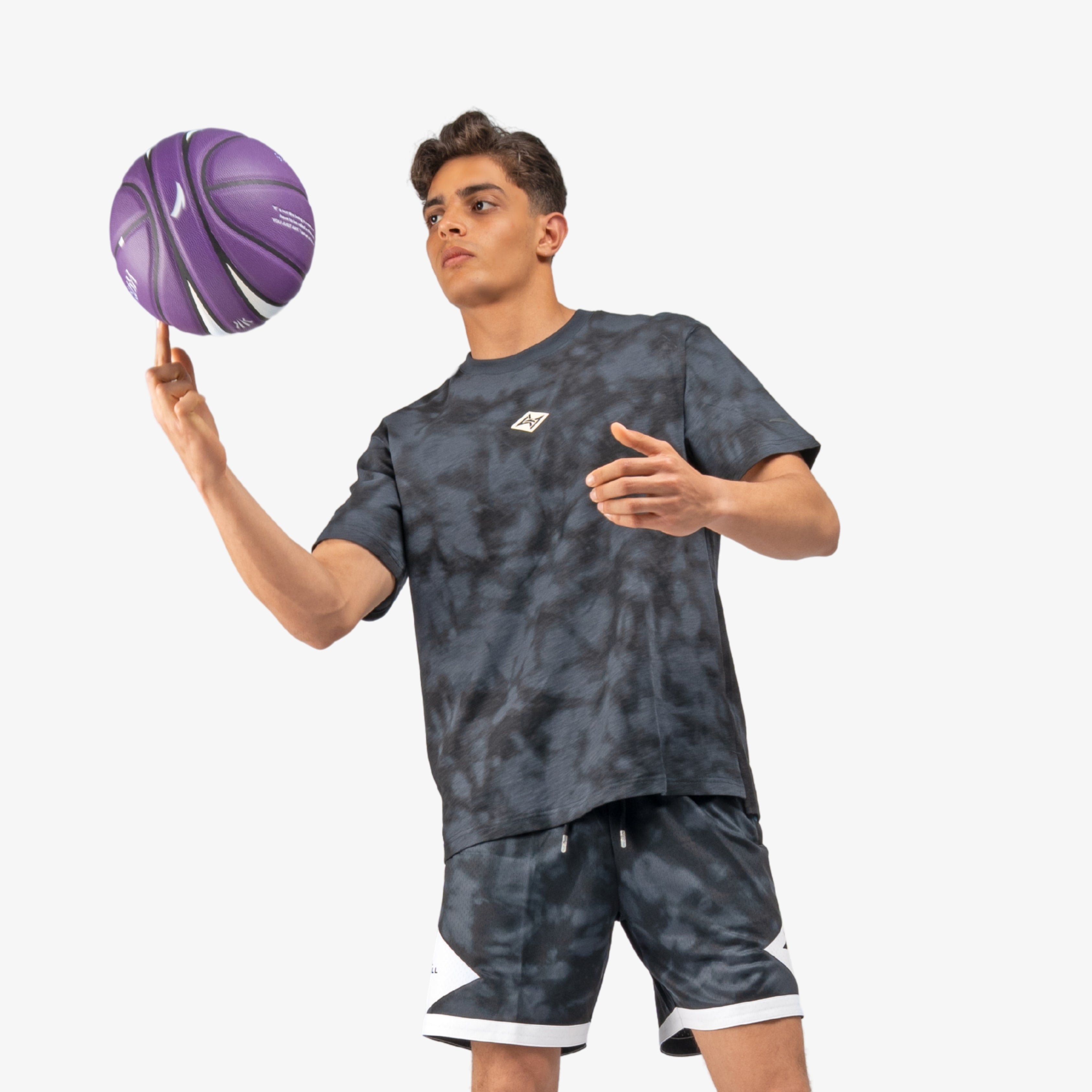T-shirt homme noir et gris tie-dye Anta avec short assorti, look sportif pour basketball – Anta men’s tie-dye black and grey t-shirt with matching shorts, basketball athletic style

