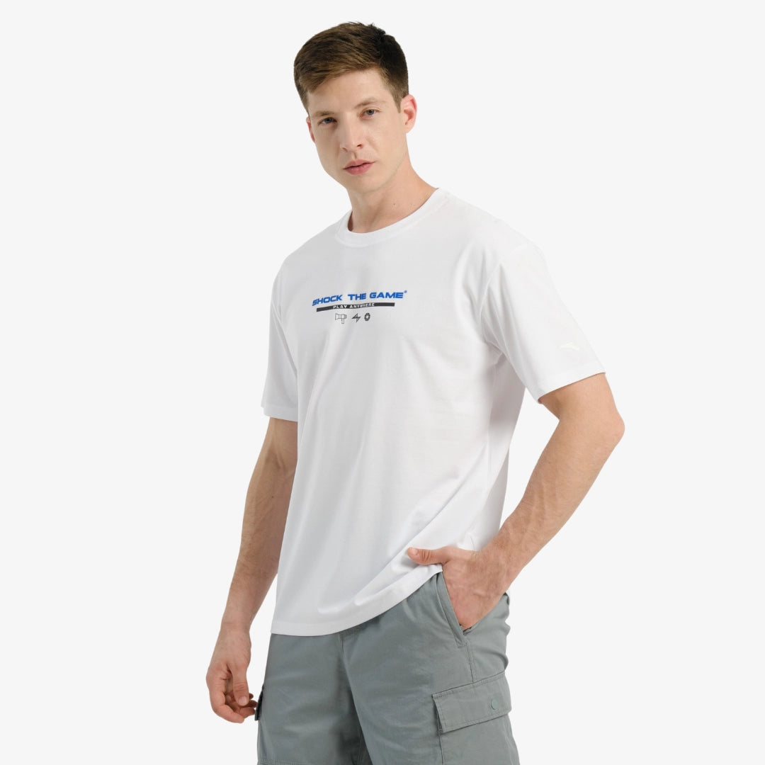T-shirt blanc pour homme ANTA avec imprimé “Shock The Game” en bleu, coupe décontractée, idéal pour le sport et le quotidien.