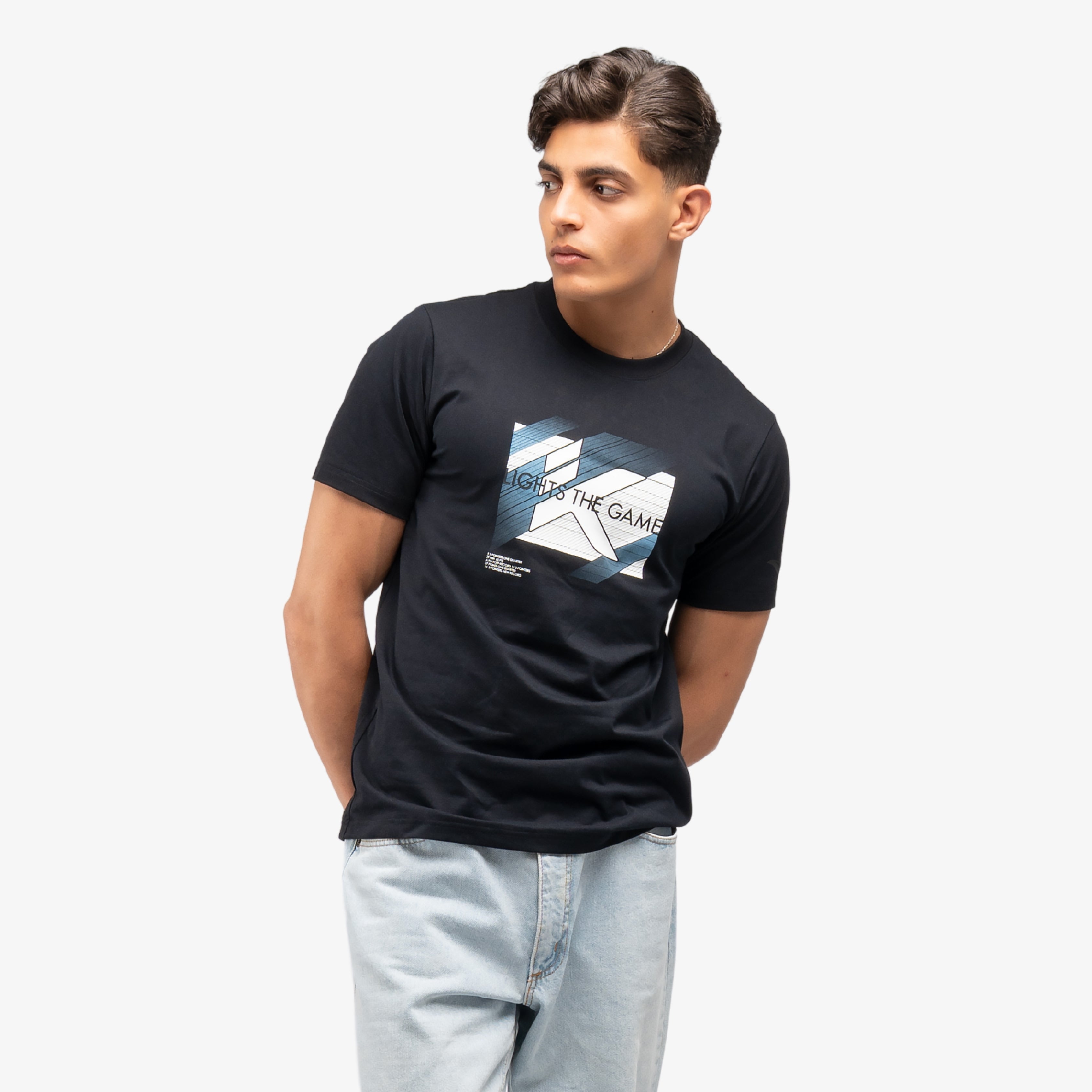 T-shirt noir homme Anta avec imprimé graphique moderne sur la poitrine – Black men's T-shirt with stylish graphic print by Anta

