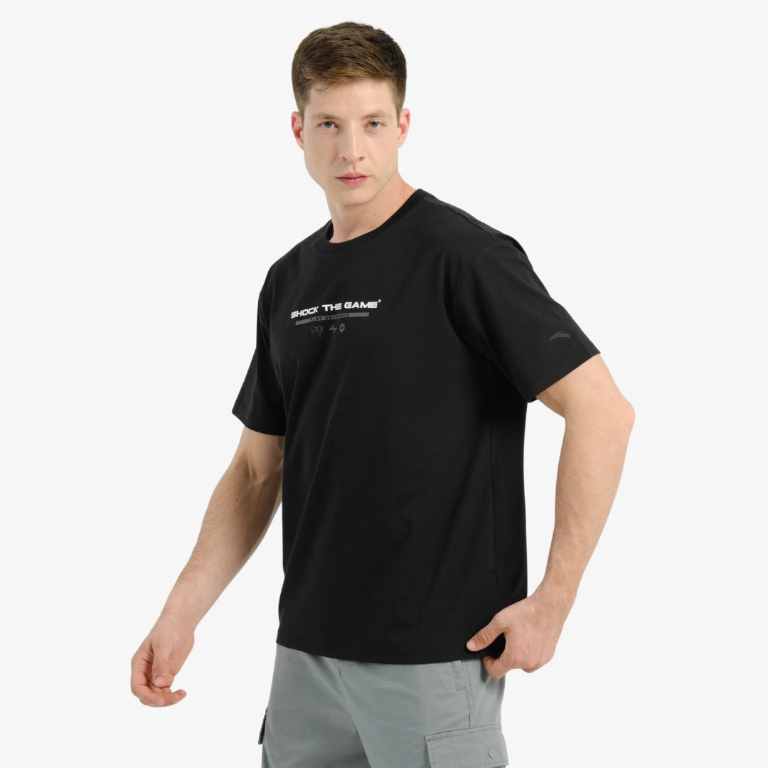 T-shirt noir pour homme ANTA avec imprimé “Shock The Game”, coupe décontractée, idéal pour le sport et le streetwear.